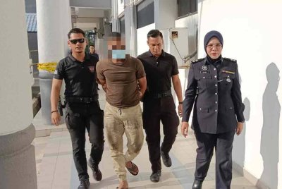 Tertuduh (tiga dari kanan) mengaku tidak bersalah di Mahkamah Sesyen 2 Sungai Petani pada Khamis atas pertuduhan merogol anak tiri.