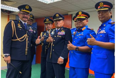 Mohd Misuari (kiri) meraikan Mohamad Apandi (tiga,kanan) pada Majlis Paluan Berundur di JPJ Kelantan, Panji, Kota Bharu pada Khamis. FOTO:SINAR HARIAN/HAZELEN LIANA KAMARUDIN