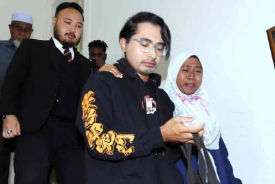 Muhammad Ikbal Izzuddin (depan, kiri) dilepas dan dibebaskan daripada pertuduhan melakukan amang seksual fizikal terhadap seorang kanak-kanak lelaki, lima tahun lalu.