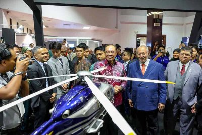 Perdana Menteri, Datuk Seri Anwar Ibrahim (tiga kanan) melawat ruang pameran sempena Perhimpunan Agung Antara Parlimen ASEAN (AIPA) ke-46 di Dewan Merdeka Pusat Dagangan Dunia (WTC) hari ini. Foto Bernama