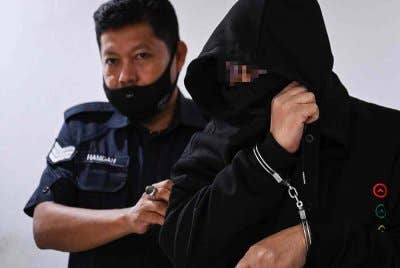 Seorang guru agama mengaku tidak bersalah di Mahkamah Sesyen di sini hari ini, atas dua pertuduhan melakukan amang seksual terhadap seorang kanak-kanak lelaki pada Februari lepas. Foto Bernama