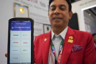 Dr Raja Imran Shah menunjukkan aplikasi MyMersing Digital yang akan dilancarkan tidak lama lagi semasa Ekspo Bandar Pintar Kuala Lumpur yang diadakan di Pusat Konvensyen Kuala Lumpur (KLCC) pada Khamis