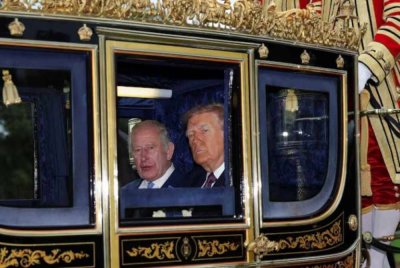 Trump (kanan) dibawa menaiki kereta kuda bersama Raja Charles III. Foto Agensi