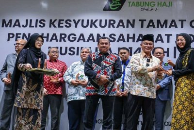 Mohd Na’im (dua dari kanan) menyampaikan plak penghargaan kepada wartawan penyiaran Radio Bernama, Nurliyana Farhah Rusla (kanan) pada Majlis Doa Selamat Penutup Operasi Haji dan Penghargaan Rakan Korporat Tabung Haji Musim Haji 1446H/2025M di Menara Tabung Haji, hari ini. - Foto: Bernama