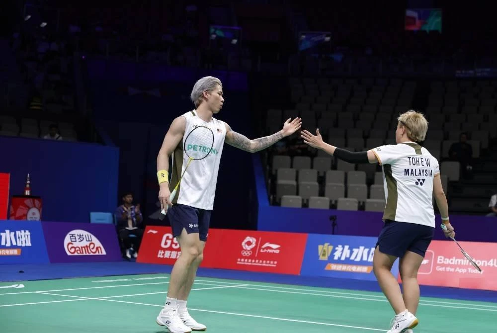 Tang Jie (kiri) dan Ee We meneruskan momentum positif di Masters China Super 750. Foto Agensi