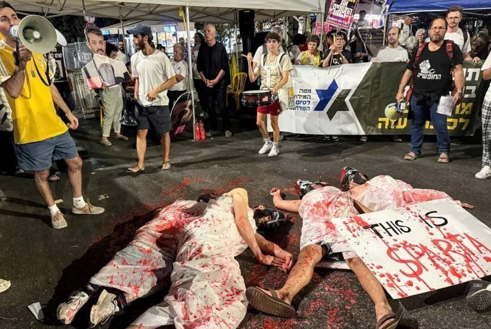 Empat aktivis terbaring dalam keadaan 'berlumuran darah' untuk menyindir Netanyahu. Foto Agensi/ AFP