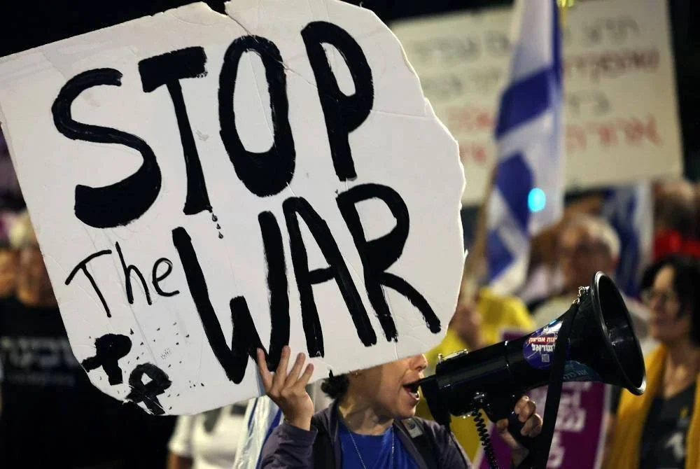 Mereka turut melaungkan slogan supaya menghentikan perang genosid di Gaza yang telah berlarutan selama lebih 23 bulan.
