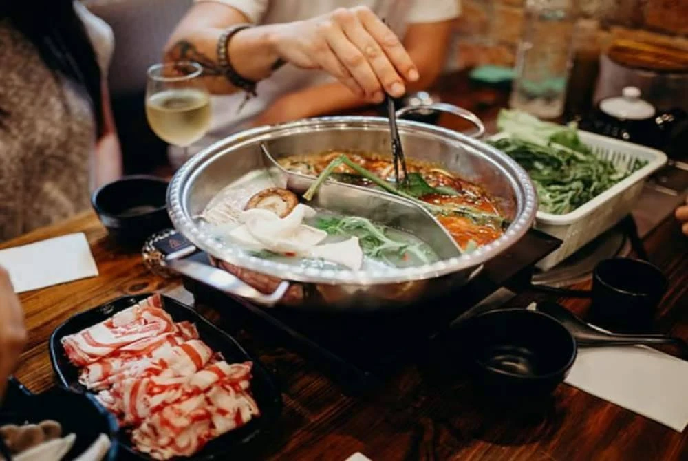 Kejadian itu mencetuskan kecaman meluas meskipun tiada pelanggan yang termakan sup tercemar tersebut. Foto Agensi