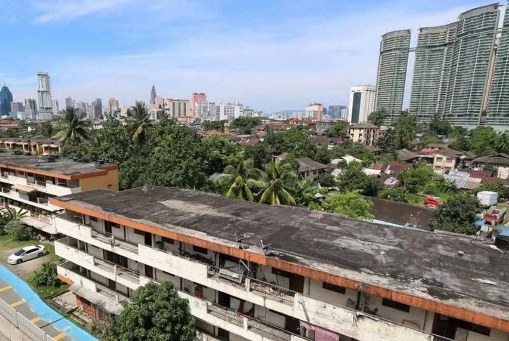 Walaupun lebih 70 peratus pemilik telah bersetuju, segelintir kecil tetap menolak atas alasan nilai pampasan tidak setimpal dan bimbang kehilangan tanah warisan. Gambar hiasan