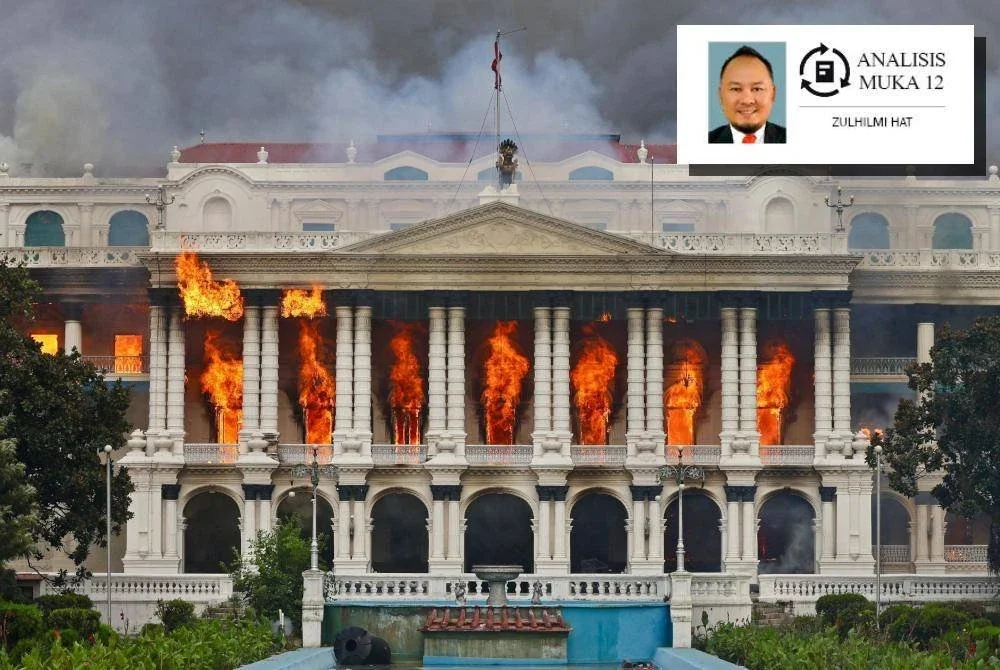 Penunjuk perasaan belia Nepal membakar parlimen pada 9 September sehari selepas tindakan polis membanteras demonstrasi berhubung larangan media sosial dan rasuah oleh kerajaan. Foto AFP