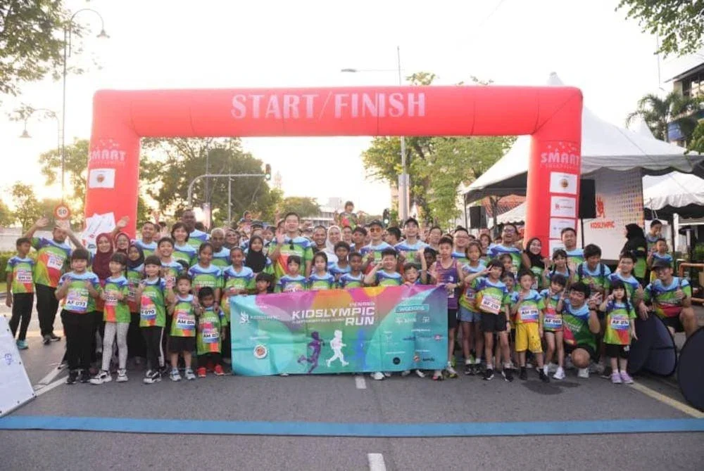 Peserta-peserta bergambar di garisan permulaan.