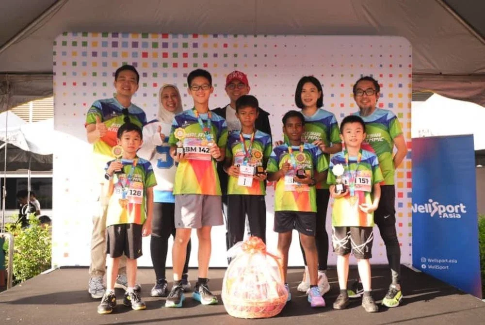 Dari kiri, Ketua Pegawai Eksekutif Kidslympic Malaysia, Lim Kien Wei; Ketua Juruaudit Dalaman Kumpulan AFFIN Bank Berhad, Wahdania Mohd Khir, Steven; Liu Ying dan Wong Kang Woon bersama pemenang-pemenang.