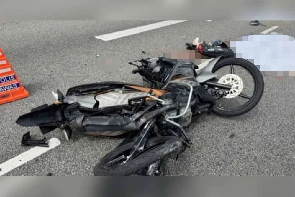 Keadaan motosikal ditunggang mangsa selepas terbabit nahas dengan lori di Taman Tas, Kuantan pada Khamis.