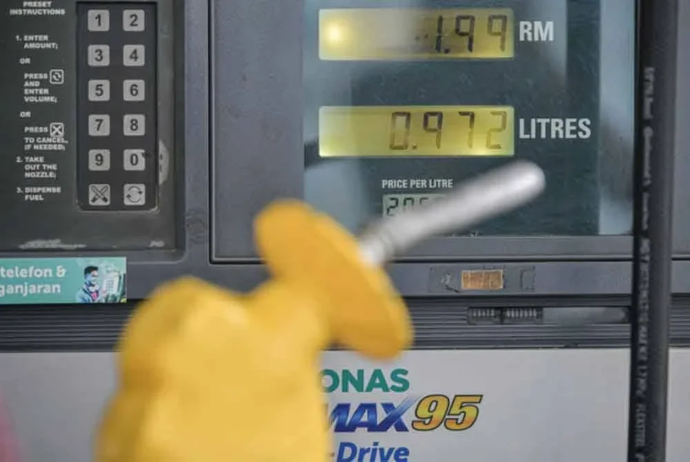 Harga petrol RON95 akan turun ke RM1.99 seliter hujung bulan ini melalui subsidi bersasar. Gambar hiasan