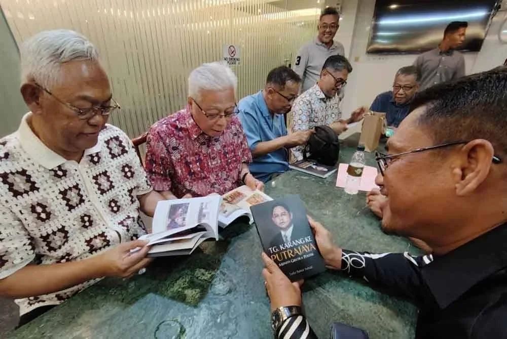 Noh bersama Ismail Sabri (tengah) dan Ahmad Faizal (kanan) pada program soft launch buku bertajuk “Tg. Karang ke Putrajaya – Meniti Gelora Politik