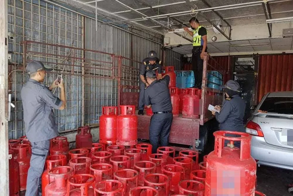 Tong gas LPG bersubsidi yang disita berukuran 12kg dan 14kg disimpan tanpa keizinan.