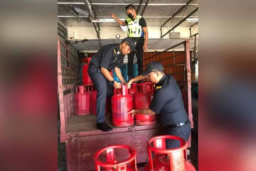 KDPN Perak bertindak menyita 102 tong LPG dalam satu serbuan di sebuah premis perniagaan di Jalan Pantai Kuala Kurau pada Khamis.