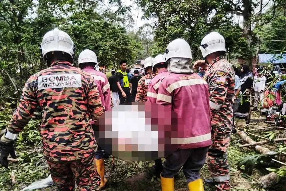 Mangsa yang maut diangkat menggunakan pengusung sebelum diserahkan kepada pihak polis untuk tindakan selanjutnya. Foto ihsan JBPM