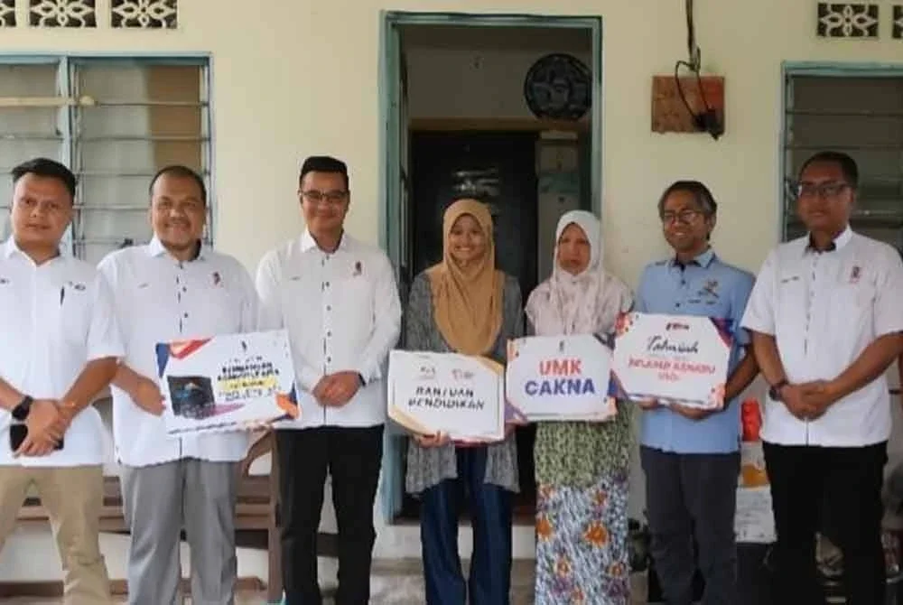 Zikrulaikha Alya (tengah) merupakan anak bongsu daripada tiga beradik itu merupakan atlet berbasikal dibawah MSN dan akan mewakili pasukan Kelantan untuk acara berbasikal di SUKMA 2026 yang berlangsung di Selangor tahun hadapan. FOTO: UMK