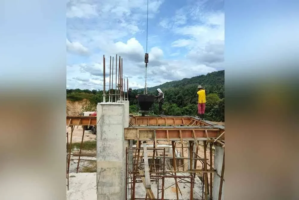 Masjid Assolehin yang sedang dalam pembinaan di Kampung Lubuk Rambai, Jalan Nami, Naka di sini bukan sahaja menjadi rumah ibadah utama penduduk setempat, malah turut berfungsi sebagai pusat ilmu serta persinggahan strategik musafir.