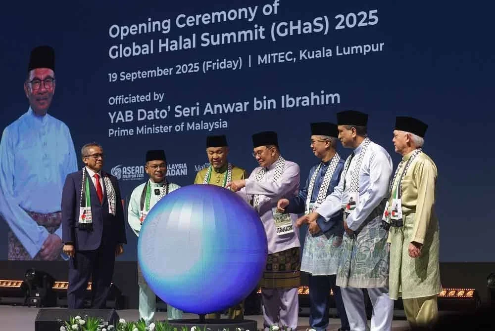 Anwar merasmikan Sidang Kemuncak Halal Global 2025 dan Pameran Halal Antarabangsa Malaysia pada Jumaat. Foto Bernama