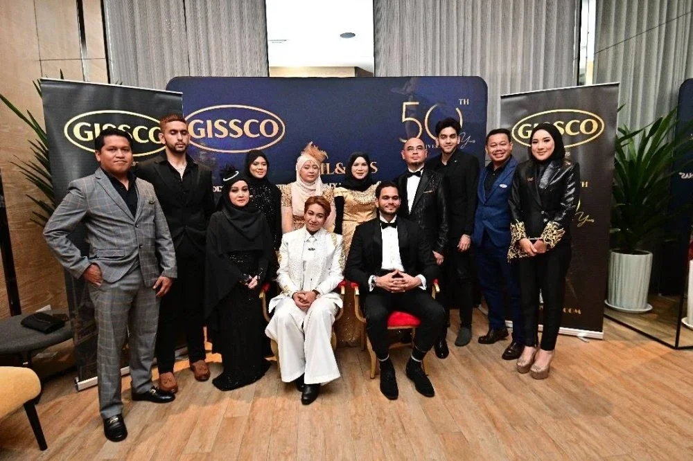 Pengarah Urusan GISSCO, Mohd Khoirul Kamal Rashid (duduk,kanan) dan kepimpinan syarikat pada sambutan Jubli Emas syarikat baru-baru ini.