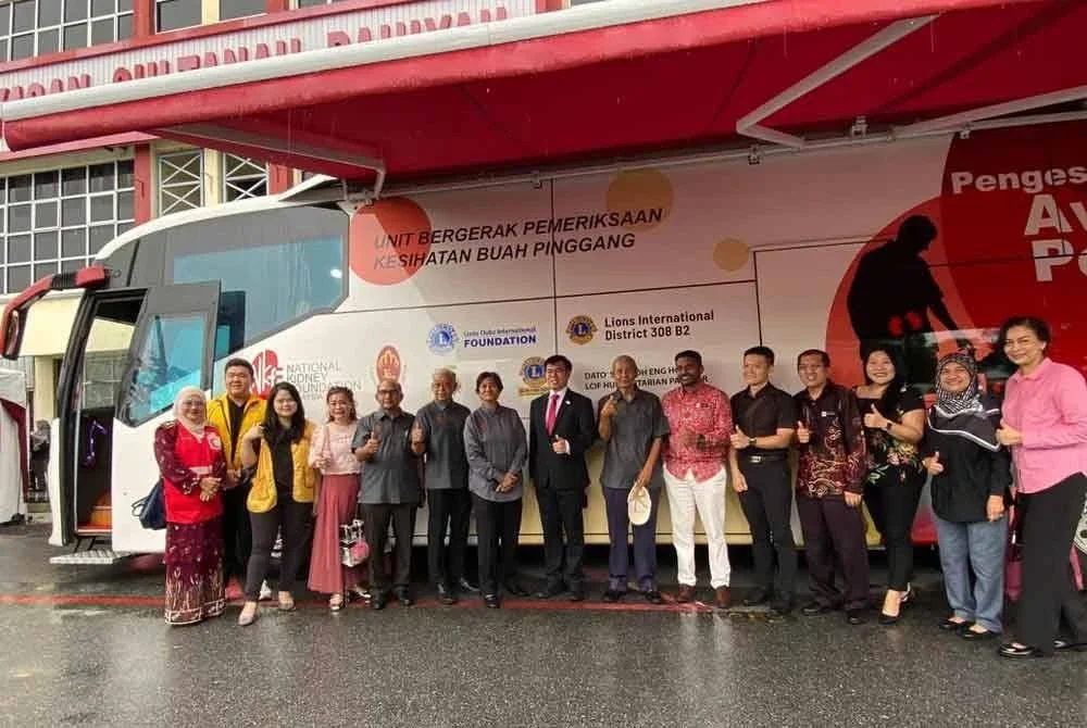 Tunku Puteri Intan Safinaz (tujuh dari kiri) melancarkan unit bergerak pemeriksaan kesihatan buah pinggang baharu YSB pada Khamis.