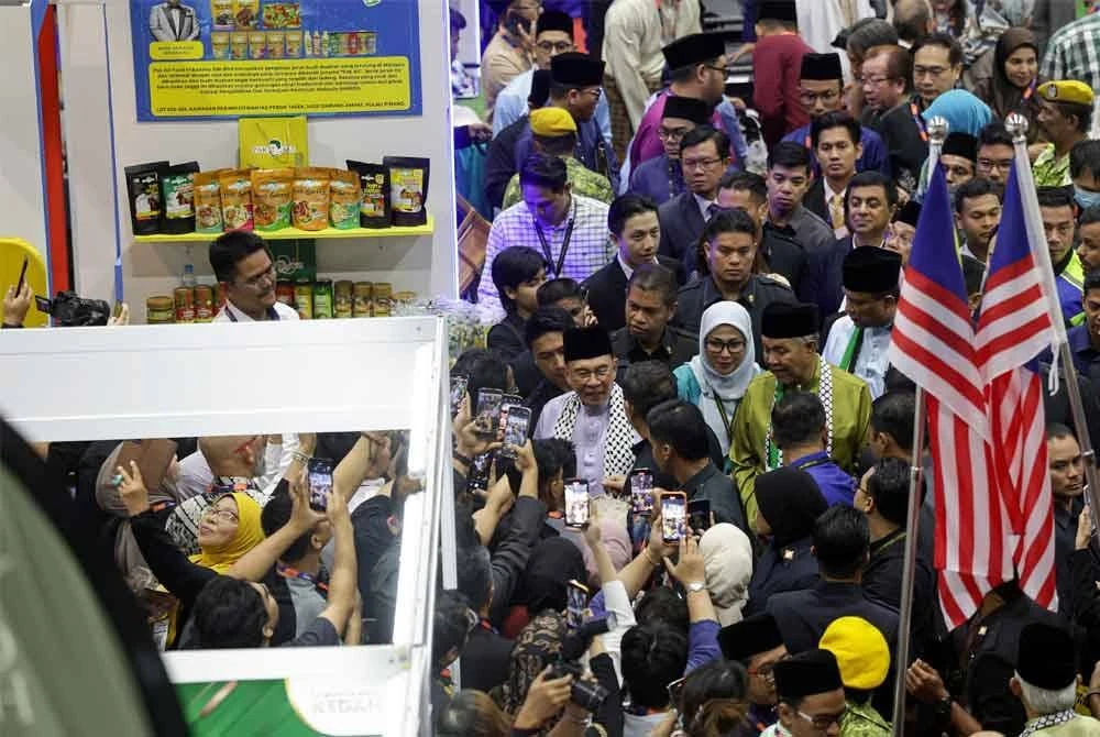Perdana Menteri melawat reruai produk halal sempena Majlis Perasmian Persidangan Halal Global 2025 dan Pameran Halal Antarabangsa Malaysia yang berlangsung pada Jumaat. Foto Bernama