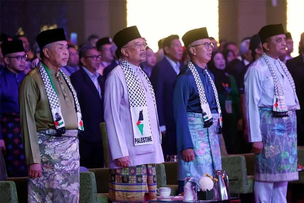 Anwar (dua dari kiri) menghadiri Majlis Perasmian Persidangan Halal Global 2025 dan Pameran Halal Antarabangsa Malaysia yang berlangsung pada Jumaat. Foto Bernama