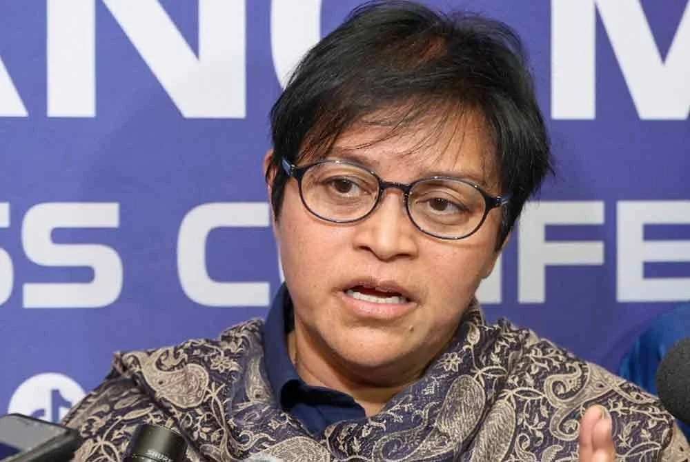 Menteri di Jabatan Perdana Menteri (Undang-Undang dan Reformasi Institusi) Datuk Seri Azalina Othman Said bercakap kepada pemberita selepas menghadiri Sesi Town Hall Antibuli: Generasi Tanpa Buli Peringkat Negeri Johor di Dewan Banquet, Bangunan Sultan Ismail pada Jumaat. Foto Bernama.