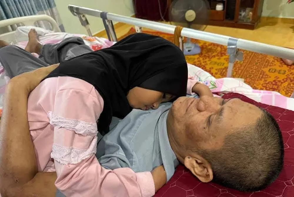 Nur Raisya Amani yang mesra dipanggil Baby bermanja bersama Ahmad Mokhtar.