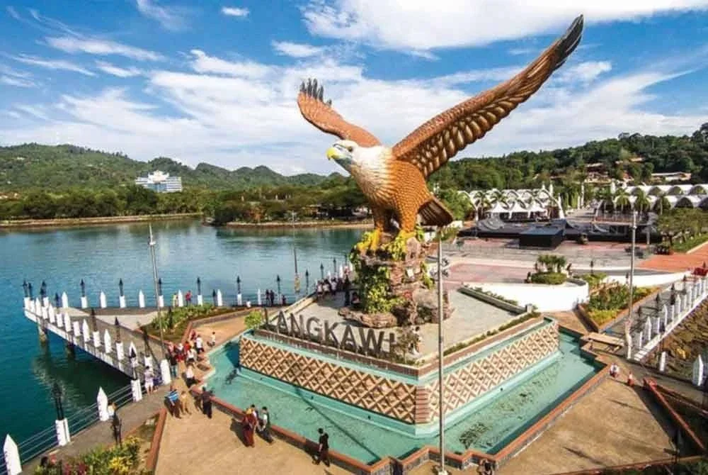 Dakwaan kononnya jumlah pelancong ke Pulau Langkawi merosot sehingga 39 peratus semasa cuti Hari Malaysia dan cuti sekolah baru-baru ini disangkal.