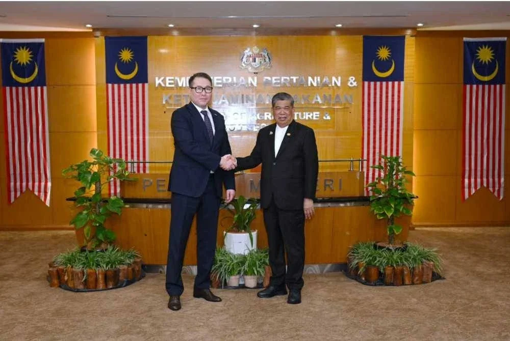 Mohamad (kanan) ketika menerima kunjungan hormat Menteri Perdagangan dan Integrasi Republik Kazakhstan, Arman Shakkaliyev pada 17 September lepas. Foto KPKM