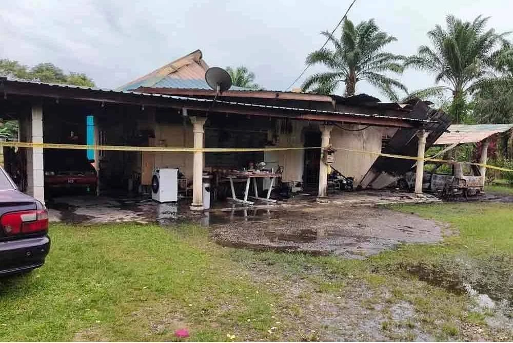 Seorang bekas juruteknik direman tujuh hari selepas disyaki membakar rumah dan kenderaan milik ahli keluarganya.