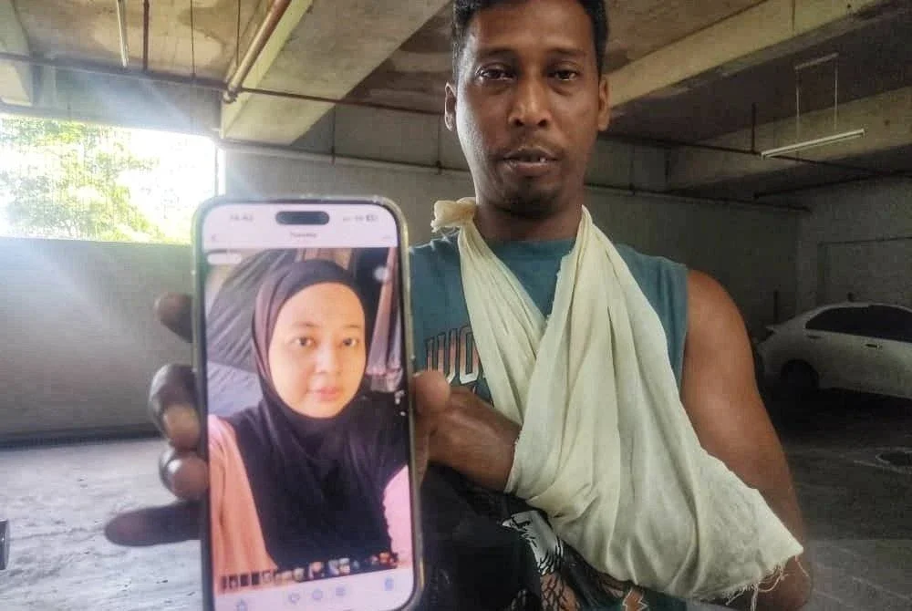 Saidi menunjukkan isterinya yang maut dalam kejadian tersebut pada Jumaat.