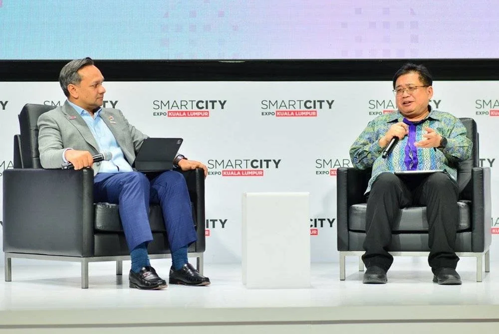Anuar Fariz (kiri) dan Fabian ketika sesi perbincangan santai bertajuk Yayasan Digital Negara Untuk Bandar Yang Lebih Pintar Inklusif dan Boleh Dilabur sempena Smart City Expo Kuala Lumpur di Pusat Konvensyen Kuala Lumpur pada Jumaat. FOTO SINAR HARIAN/ ASRIL ASWANDI SHUKOR