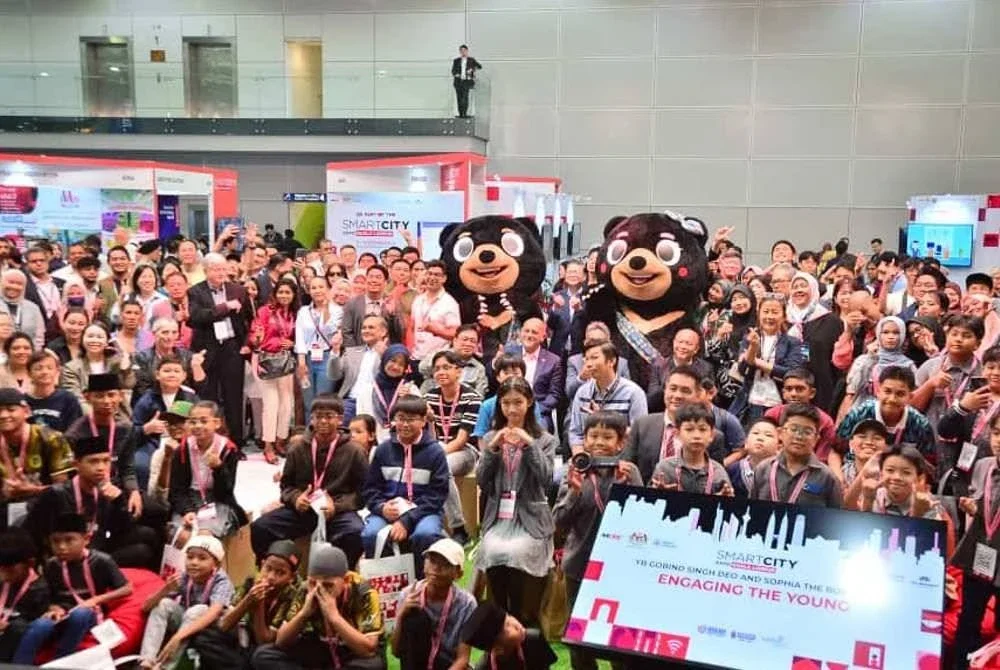 Gobind bersama lebih 50 anak Pusat Jagaan Amal Asyura dan pasukan Digital Ninjas pada sesi Sophia the Robot, salah satu ciptaan AI yang paling diiktiraf di dunia. FOTO SINAR HARIAN/ ASRIL ASWANDI SHUKOR