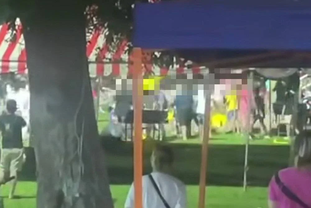 Tangkap layar video tular insiden pergaduhan ketika upacara keagamaan di Padang Awam Li Chi, Kampung Abdullah, Segamat.