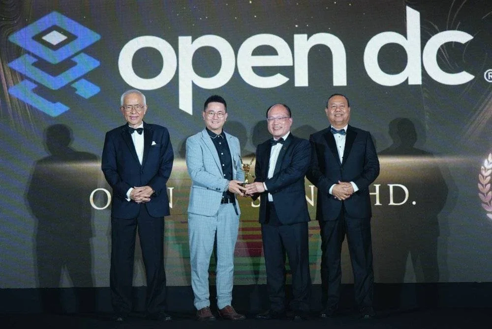 Wakil Open DC menerima Anugerah APEA 2025, menandakan satu lagi pencapaian penting dalam merealisasikan aspirasi Malaysia sebagai hab digital.