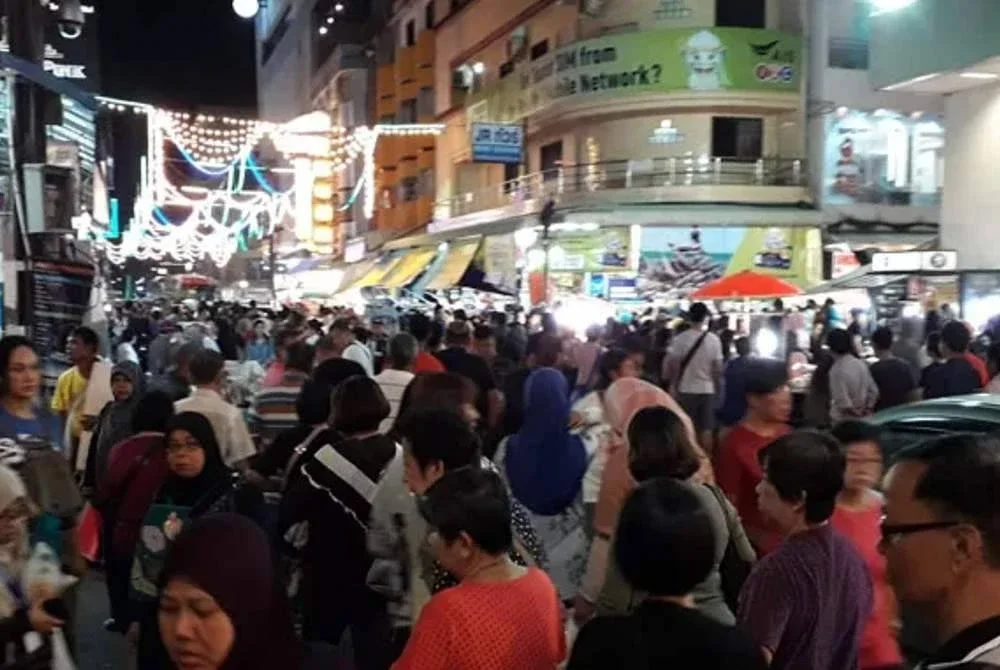 Ratusan ribu rakyat Malaysia dilaporkan berkunjung ke Thailand baru-baru ini. - Agensi