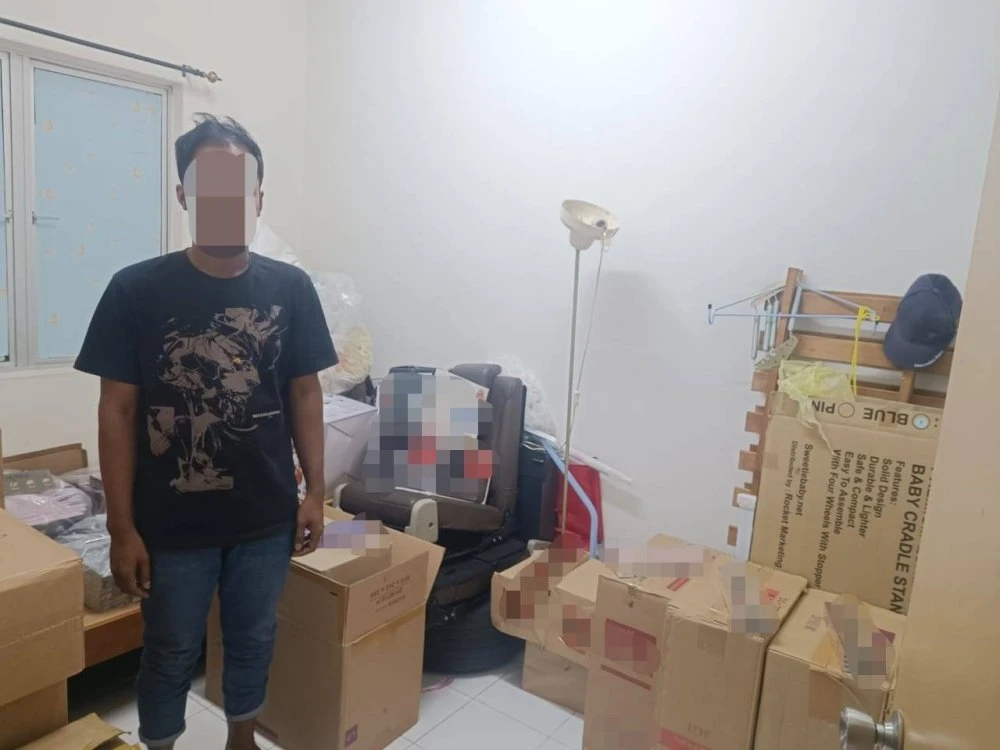 Salah sebuah kediaman yang diserbu PGA dengan rampasan rokok tidak bercukai. 