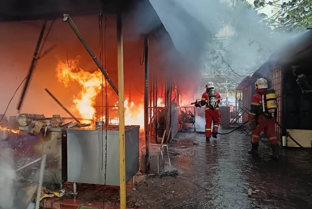 Anggota bomba sedang memadamkan kebakaran di lima buah kedai makan di PPR Gugusan Kesumbar Kota Damansara, Petaling Jaya pada Jumaat. Foto JBPM Selangor