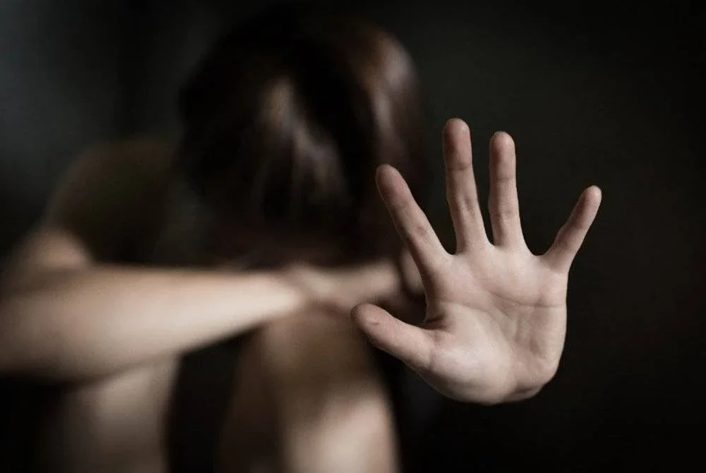 Seorang bapa didenda RM1,000 oleh Mahkamah Majistret selepas mengaku bersalah memukul anak perempuannya berusia 13 tahun. - Gambar hiasan