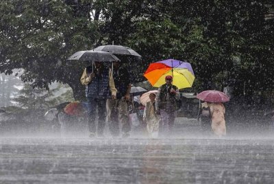 Musim hujan lebat sudah tiba namun masih ramai yang sanggup mengambil risiko melakukan aktiviti perkhemahan di tepi sungai. Gambar hiasan