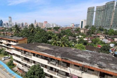 Walaupun lebih 70 peratus pemilik telah bersetuju, segelintir kecil tetap menolak atas alasan nilai pampasan tidak setimpal dan bimbang kehilangan tanah warisan. Gambar hiasan