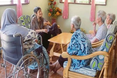 Malaysia akan menjadi negara tua pada tahun 2040 apabila dijangka pada masa itu sebanyak 17 peratus daripada penduduk berumur 60 tahun ke atas. Gambar hiasan