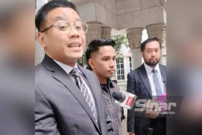 Naim Daniel (tengah) bersama barisan peguambela ketika ditemui pemberita selepas prosiding pada Jumaat.