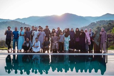 DR SHEIKH HUSSAIN YEE (duduk, tengah) bersama jemaah Pertubuhan Al Khaadem aktif dalam usaha kemanusiaan, pembangunan kerohanian dan pemerkasaan komuniti. -Foto IHSAN DATUK DR HUSSAIN YEE