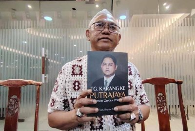 Noh menunjukkan buku perjalanan politiknya bertajuk “Tg. Karang ke Putrajaya – Meniti Gelora Politik"