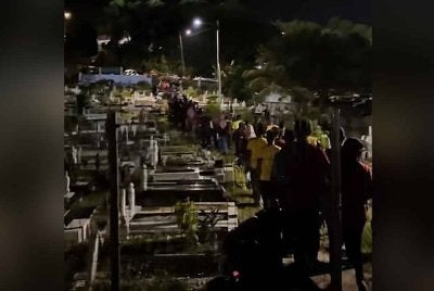 Jalan pintas melalui tanah perkuburan Islam untuk ke Stadium Paroi.